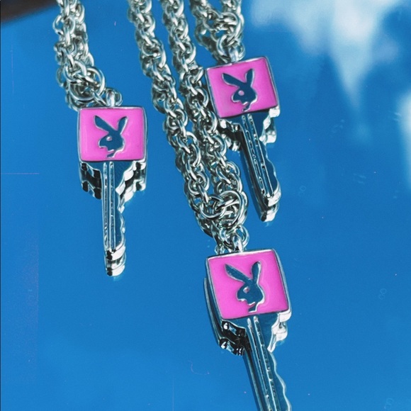 SOLD OUT DO NOT BUY ( Playboy bunny key ball necklace - Picture 4 of 4